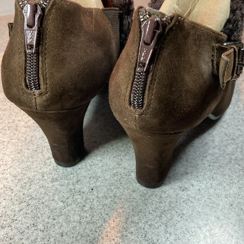 Dark chocolate brown aerosoles booties. Fur detail on‎ front 3.5” heel. Box 10